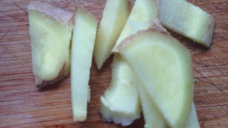 丝瓜汤,<a style='color:red;display:inline-block;' href='/shicai/ 2802'>老姜</a>切片。