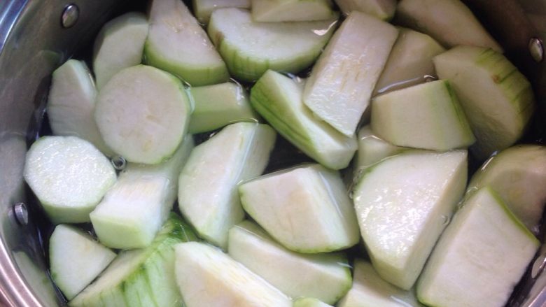 丝瓜汤,下丝瓜煮熟。