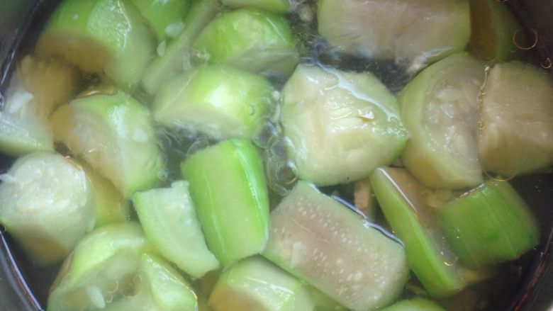 丝瓜汤,煮熟后，关火，加入盐巴，<a style='color:red;display:inline-block;' href='/shicai/ 5506'>麻油</a>，<a style='color:red;display:inline-block;' href='/shicai/ 717'>味精</a>，混合均匀。