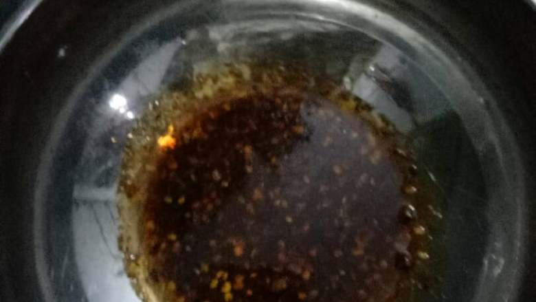 火腿鸡蛋面,碗里放上调料