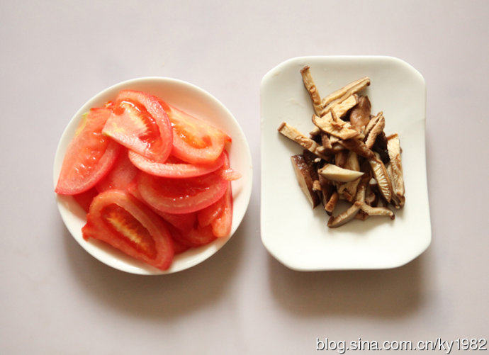 番茄里脊香菇羹 ,<a style='color:red;display:inline-block;' href='/shicai/ 59'>番茄</a>入滚水烫10秒,捞出去皮切片,香菇也切片待用;
