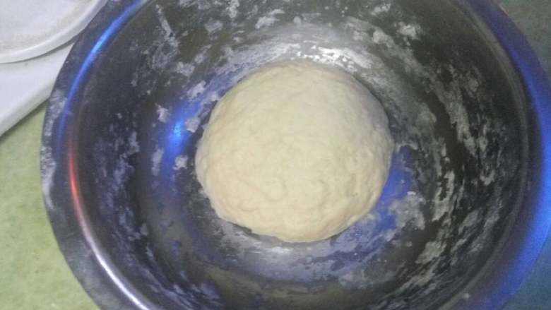 东北老式大饼干,将面揉至表面光滑不粘手,然后常温密闭省发最少一个小时。