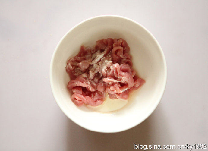 番茄里脊香菇羹 ,<a style='color:red;display:inline-block;' href='/shicai/ 36861'>猪里脊肉</a>切成细条放入碗中，加入盐、<a style='color:red;display:inline-block;' href='/shicai/ 718'>料酒</a>、少许清水和<a style='color:red;display:inline-block;' href='/shicai/ 134296'>白胡椒粉</a>抓匀，加入水淀粉上浆，最后淋少许<a style='color:red;display:inline-block;' href='/shicai/ 847'>香油</a>封浆；