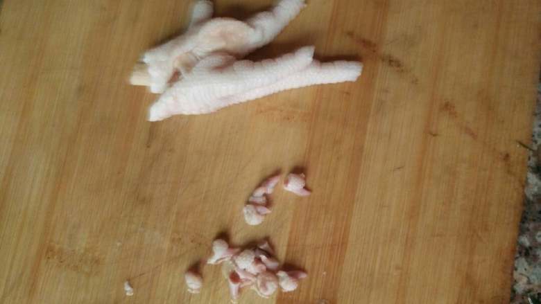 酱汁鸡爪。,鸡爪解冻后。去掉鸡指甲。切成两半。