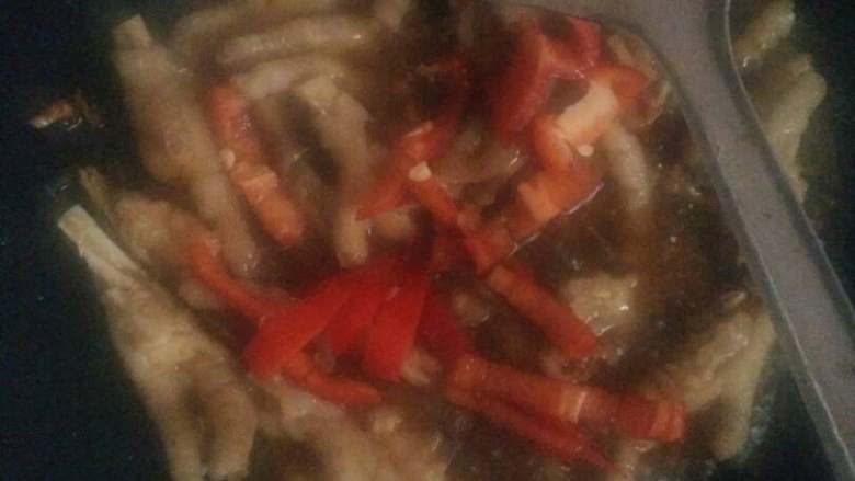 酱汁鸡爪。,加入红辣椒，青辣椒，一点点就好，只是忘了好看，加入酱油，辣椒粉，