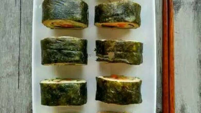 土豆海苔卷,卷好后,可用保鲜膜再包一层,尽量包的紧一些,微微凉会儿,就可以切开食用了。