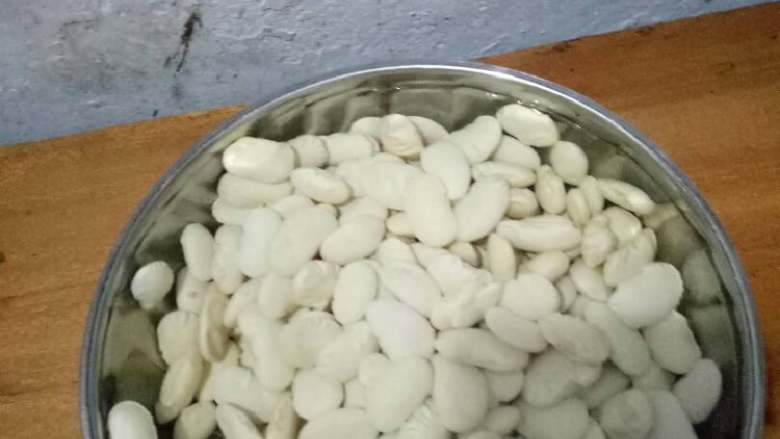 云豆猪蹄汤,云豆用冷水泡3小时