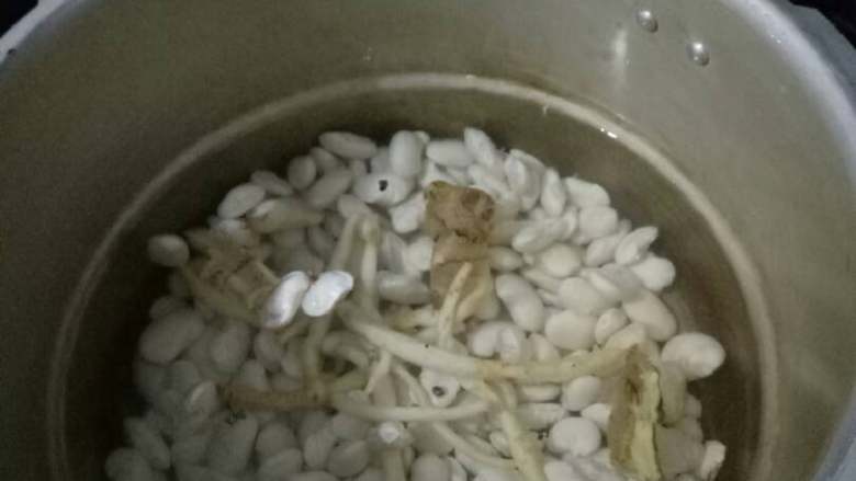 云豆猪蹄汤,放泡好的云豆，沙参，胡椒，生姜块