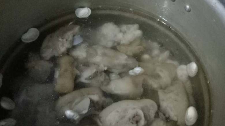 云豆猪蹄汤,倒入飞水后的猪蹄、