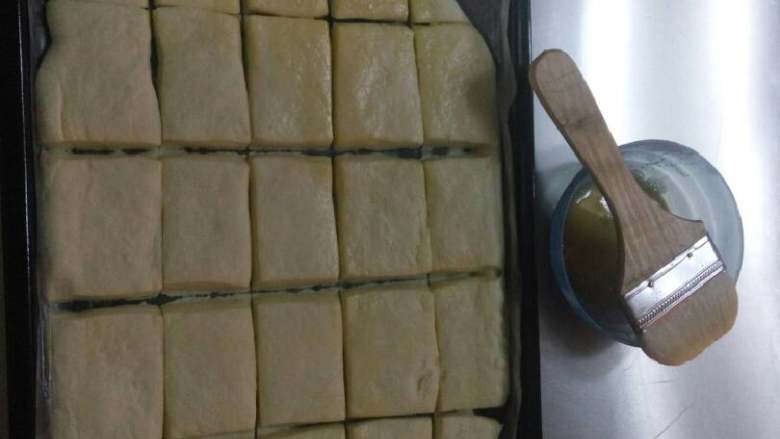 东北老式大饼干,我是先十分钟定型,然后刷的蛋液。我主要是怕颜色太深。
当然也可以一开始就刷。问题不大!