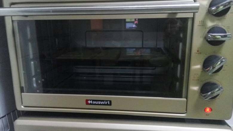 东北老式大饼干,最后,上火160下火140。中层20分钟。
各家烤箱温度不同请自行掌握