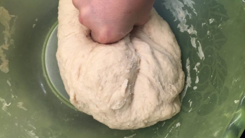 刺猬奶黄包,面要反复揉,揉至均匀