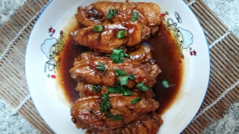 红烧中翅,锅里加入一点点水，盐，料酒生姜片，美味鲜，老抽，白糖，葱段（喜欢辣的可以放入干辣椒），倒入炸好的中翅烧开，转中小火慢慢卤至汤汁差不多，关火即可装盘，撒上葱花。