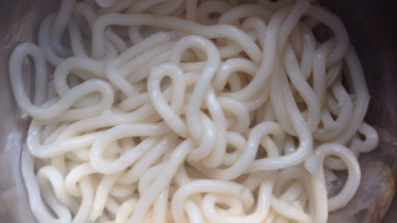 玉米番茄炒乌冬面,煮<a style='color:red;display:inline-block;' href='/shicai/ 546'>乌冬面</a>，煮散沥干，备用！