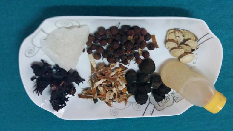 酸梅汤,除了冰糖,蜂蜜其余食材都清洗一下。