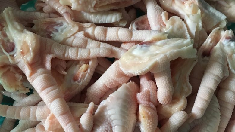 泡椒凤爪,<a style='color:red;display:inline-block;' href='/shicai/ 89'>鸡爪</a>洗净切两半（要入味一点）