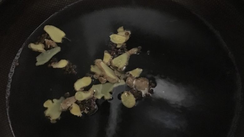 泡椒凤爪,加入适量的水，方生姜和花椒，盐