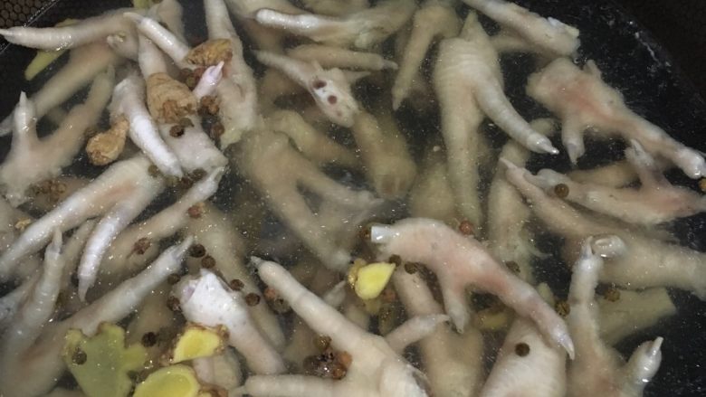 泡椒凤爪,水烧开后，放入鸡爪，煮五分钟左右，如果想吃软一点，可以再煮个二三分钟