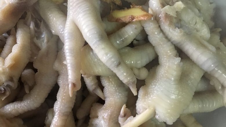 泡椒凤爪,煮熟后捞出入盘，生姜和花椒一起捞哦