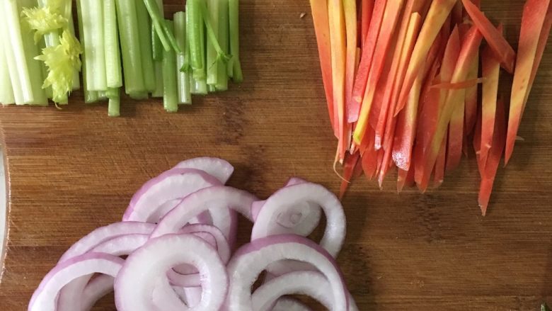 泡椒凤爪,再准备，<a style='color:red;display:inline-block;' href='/shicai/ 125'>芹菜</a>，<a style='color:red;display:inline-block;' href='/shicai/ 25'>胡萝卜</a>切丝，<a style='color:red;display:inline-block;' href='/shicai/ 29'>洋葱</a>