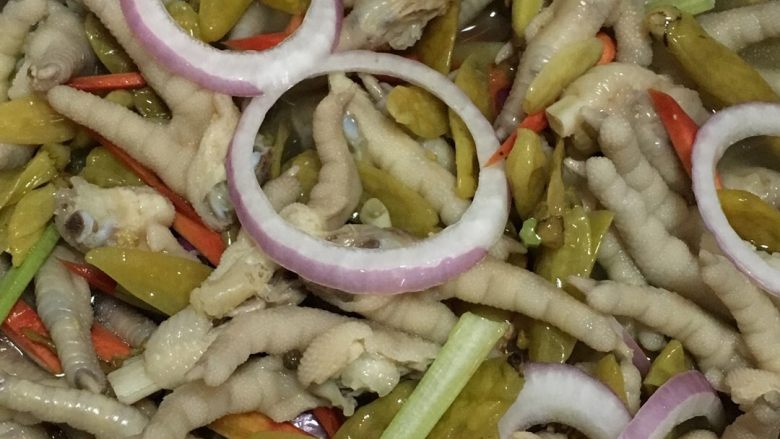 泡椒凤爪,然后准备一个大容器，把鸡爪，洋葱，胡萝卜，芹菜，泡椒，放在一起，倒点白醋，鸡精，也可以倒点白酒，适量哦！如果泡椒水少了，家里有泡泡菜的，可以加点泡菜水，味道不摆了。