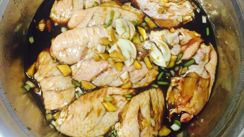 妖艳蜜汁可乐鸡翅🐔,冷冻鸡翅买回来泡水解冻然后洗净在鸡翅两面划斜条～放入干净的盆中放入切片的生<a style='color:red;display:inline-block;' href='/shicai/ 37'>姜</a>拍碎的蒜和成段的<a style='color:red;display:inline-block;' href='/shicai/ 3250'>葱</a>～然后3勺<a style='color:red;display:inline-block;' href='/shicai/ 788'>生抽</a>1勺<a style='color:red;display:inline-block;' href='/shicai/ 762'>老抽</a>一勺盐3勺<a style='color:red;display:inline-block;' href='/shicai/ 10588'>糖</a>腌制1到2小时～☺️坐等有内涵的鸡翅☝🏻️