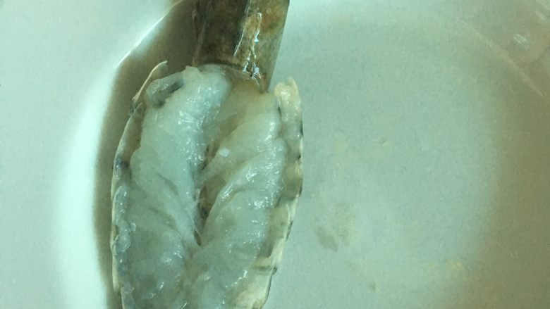 芝士焗虾,把虾洗净,从上面挑出虾线,然后把虾切成如图形状