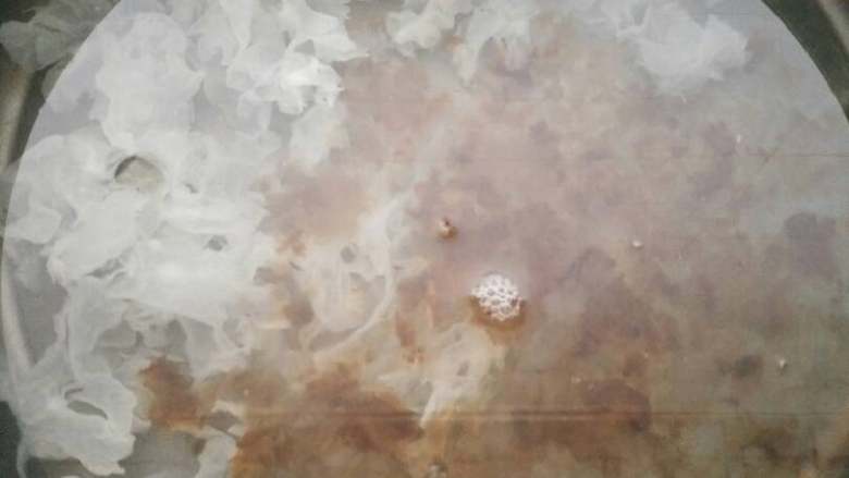桃胶银耳羹,倒入银耳和桃胶