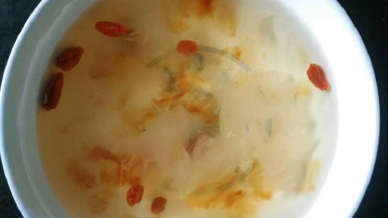 桃胶银耳羹,盛入碗中，开喝。味道杠杠滴