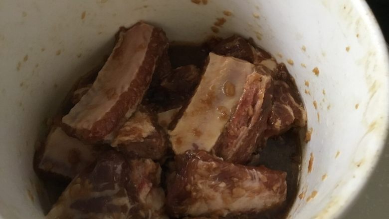 蒜香排骨,半天后拿出来按摩按摩