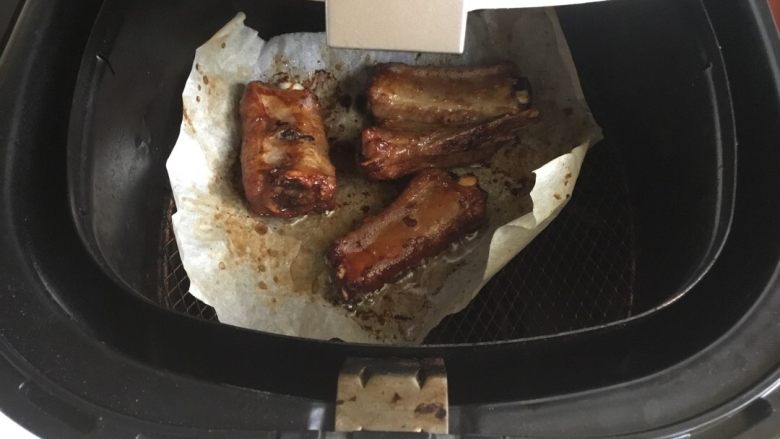 蒜香排骨,翻一面180度烤7分钟