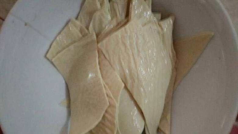 麻辣香锅,油豆皮切片