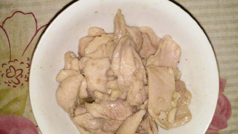 麻辣香锅,鸡腿肉切片后过油