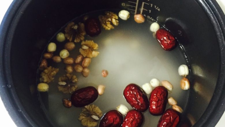 糙米杂粮粥,将食材清洗干净后放入电饭煲加适量的水