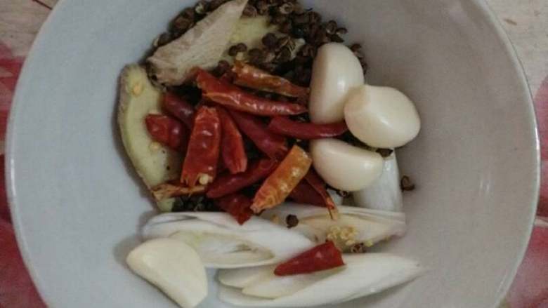 麻辣香锅,葱姜蒜等辅料倒入炸虾的油里烹香,加豆瓣酱少许,烹入料酒,倒入虾,鸡腿肉及蔬菜豆皮,翻炒,加入盐,鸡精糖,酱油调味,加少许水(高汤更佳),继续翻炒