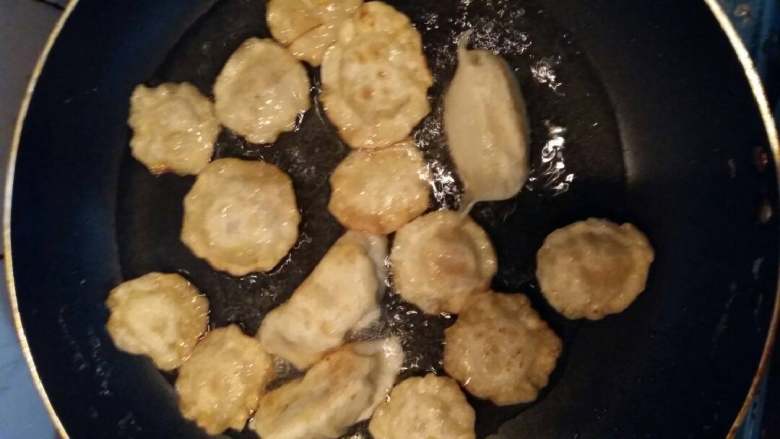 馄饨皮香蕉盒（消灭馄饨皮）,煎至两面微黄即可，不要煎的太过了，不然里面的香蕉要流出来了。