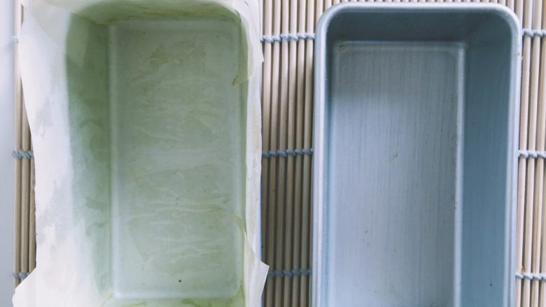 经典抹茶磅蛋糕,该方可做sn2070正好2个,尺寸是128*66*40mm,可根据实际情况选择所用模具。模具可涂油撒粉或是垫油纸,防粘效果差不多。
