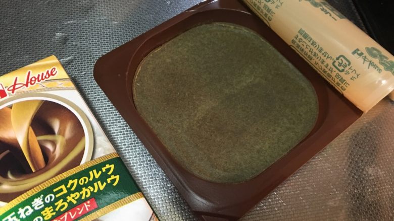 「吃货久久」奔着乱炖去的美味椰香素咖喱,我这次准备的蔬菜很多 这样的一块咖喱用一半就够了