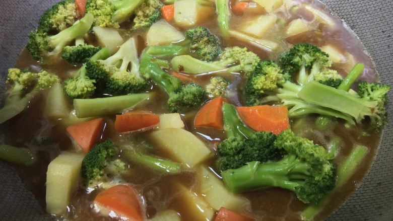 「吃货久久」奔着乱炖去的美味椰香素咖喱,锅里到少许油 蔬菜全部倒入 翻炒出香 倒入热水 大火同时放入咖喱块