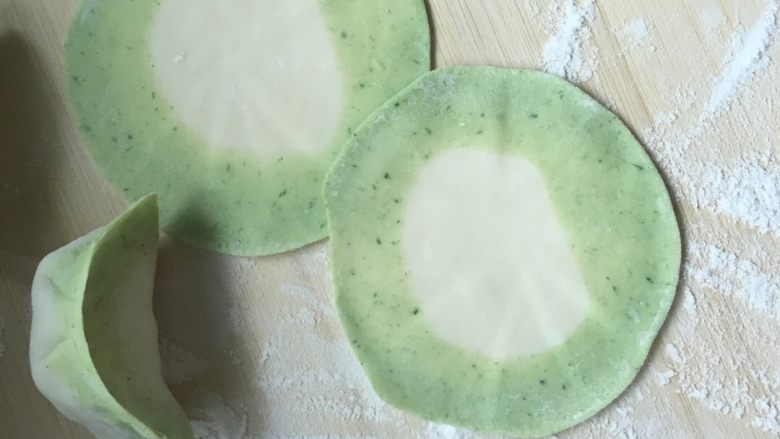 翡翠白玉饺子,擀成这样的饺子皮,里面是白色外全是绿色。