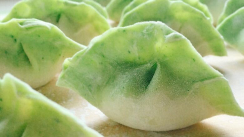 翡翠白玉饺子,将拌好的馅儿包好,如图。
