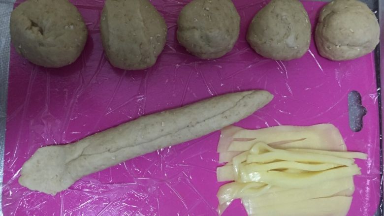 燕麦芝士贝果~,把面条尾部压扁,用来链接另外一头~