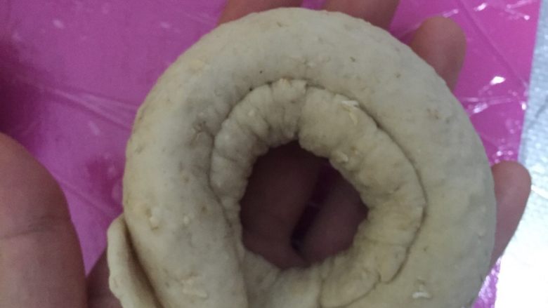 燕麦芝士贝果~,把头尾链接好,这样一个萌萌的初期圆胖子就成型啦~
