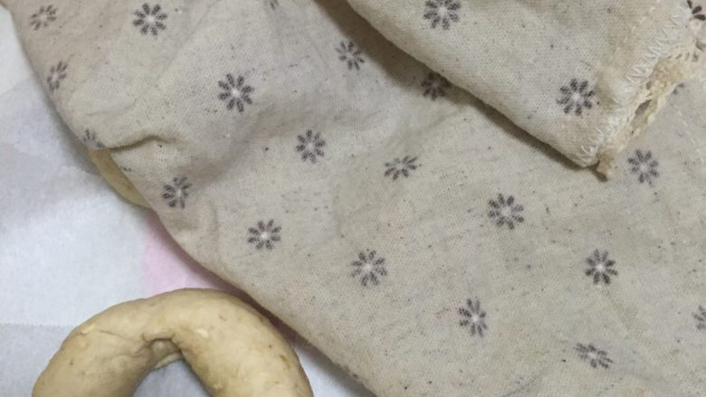 燕麦芝士贝果~,盖上湿布,继续发酵30min~