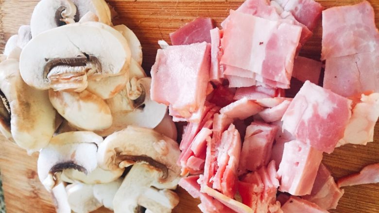 奶油培根意面,<a style='color:red;display:inline-block;' href='/shicai/ 443'>培根</a>切成小块，<a style='color:red;display:inline-block;' href='/shicai/ 2914'>蘑菇</a>切成片