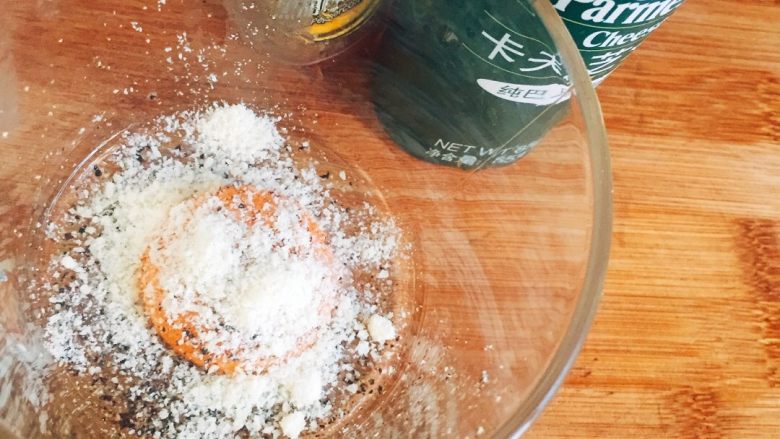 奶油培根意面,敲一个蛋黄入碗中加入适量盐 黑胡椒(稍微多点）和<a style='color:red;display:inline-block;' href='/shicai/ 62016'>芝士粉</a>拌匀备用 