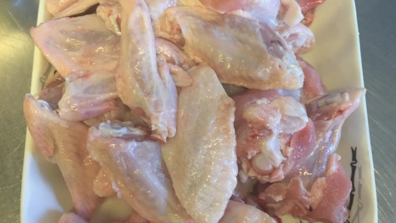 红烧鸡翅,先把<a style='color:red;display:inline-block;' href='/shicai/ 96'>鸡翅</a>洗干净，剁好