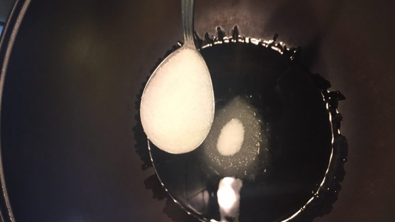 红烧鸡翅,锅里放油，油烧热放两勺<a style='color:red;display:inline-block;' href='/shicai/ 10588'>糖</a>