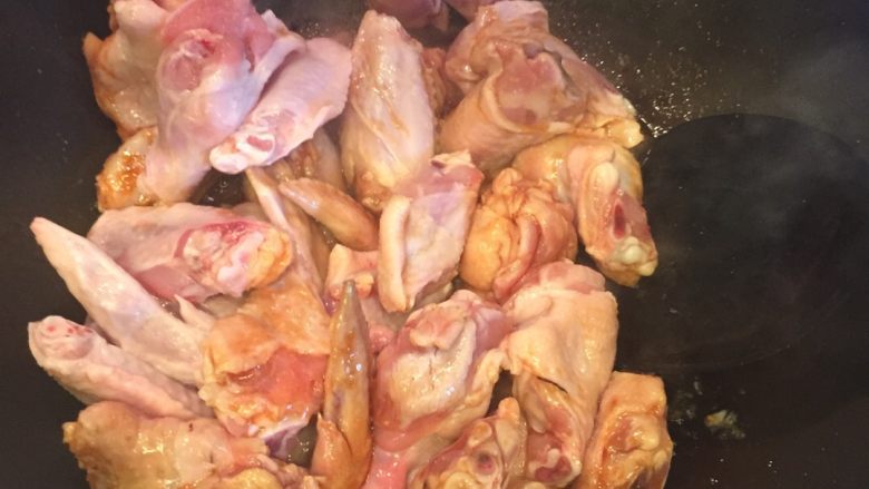 红烧鸡翅,等到糖色冒泡立马倒入鸡翅，翻炒几下，放入盐，料酒