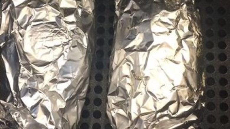 风琴土豆,把土豆摸上橄榄油放烤盘15分中，拿出按片插上培根放上<a style='color:red;display:inline-block;' href='/shicai/ 935'>芝士</a>，撒上罗勒叶。包好锡纸，再放烤箱烤10分钟。摆盘撒上<a style='color:red;display:inline-block;' href='/shicai/ 134333'>黑胡椒</a>。